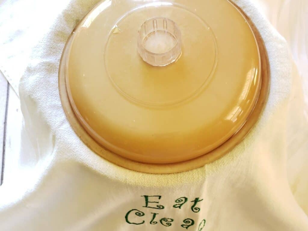 crockpot with a dishtowel under the lid