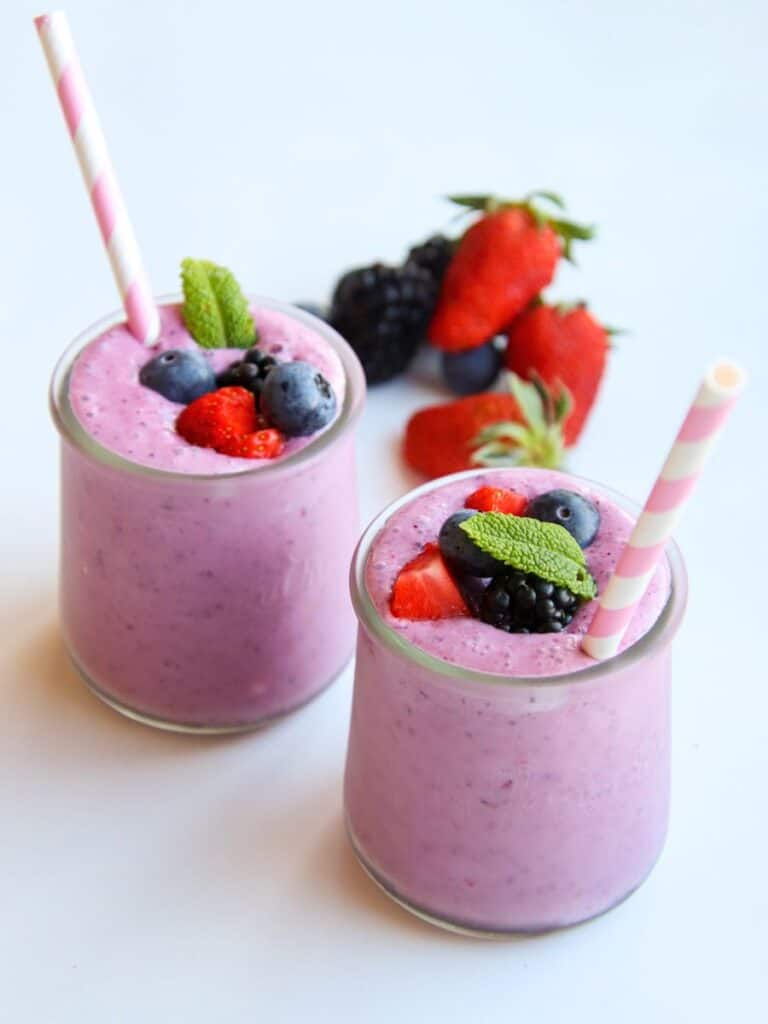 berry smoothies with fresh fruit